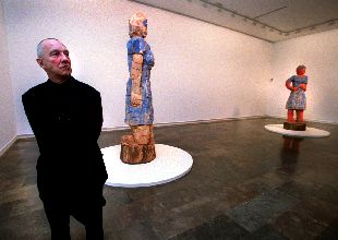 Georg Baselitz, ayer, junto a sus obras  La madre de la Guirnalda  y  La hermana de Mondrián. 