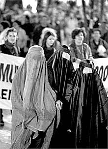 Tres mujeres cubiertas por una    burka  en la manifestación de ayer en Valencia del Día de la Mujer.