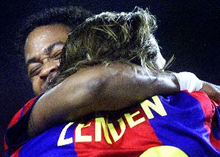 Kluivert y Zenden se abrazan tras el primer gol.