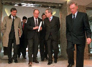 Rato conversa con Félix Monteira, director de Cinco Días. Detrás, Luis Salazar-Simpson.