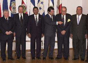 De izquierda a derecha, el vicepresidente de Guatemala, Reyes, y los presidentes de Costa Rica, Rodríguez; El Salvador, Flores; España, Aznar; del BID, Iglesias, y Nicaragua, Alemán, ayer en Madrid.