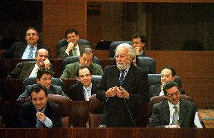 El vicepresidente regional, Luis Eduardo Cortés (de pie), entre Ruiz-Gallardón y Manuel Cobo, ayer en el pleno.