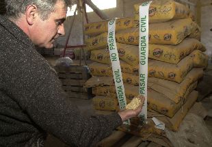 Sacos de pienso inmovilizados por el Seprona en Castellón, el pasado mes.