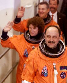 Susan Helms, precedida por Yuri Usachev, se dirigía ayer al  Discovery .