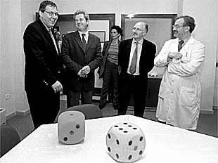 Vallejo (segundo por la izquierda), ayer, en la inauguración de una unidad de bulimia y anorexia en Jaén.