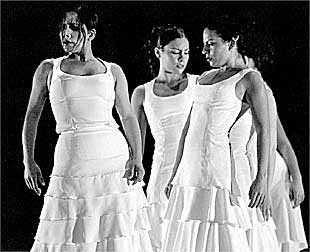 Eva La Yerbabuena (izquierda), durante una actuación en Sevilla el pasado septiembre