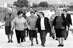Mujeres del programa  Vamos de paseo,  junto a uno de los enfermeros.