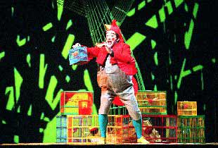 Enric Martínez Castignani interpretando ayer a Papageno en  La petita flauta màgica. 