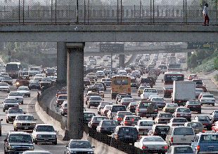 Cientos de vehículos se amontonan en una de las grandes autopistas delos Ángeles.