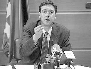 Gerenabarrena explica, ayer, las características de la res autóctona con el mal de las  vacas locas. 