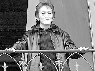 Joji Hirota posa ayer asomado a un balcón del teatro Arriaga de Bilbao.