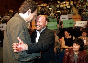 Zapatero saluda en San Sebastián a Iñaki Dubreuil, el concejal que sufrió un atentado en Martutene.