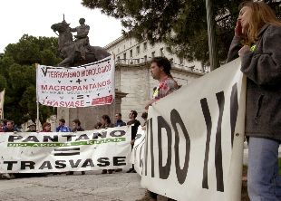 Manifestación ayer ante el Ministerio de Medio Ambiente.