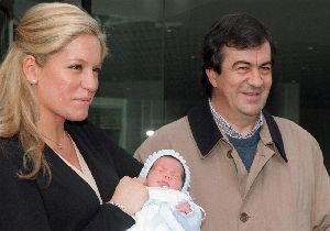 Francisco Álvarez Cascos y Gema Ruiz, a la salida del hospital de La Paz con su nuevo hijo, Íñigo.