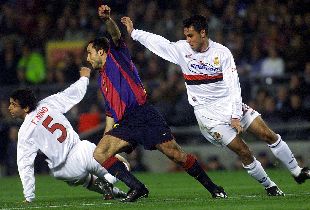 Sergi intenta escaparse de la marca de Novo, con Fernando Niño caído en el suelo.