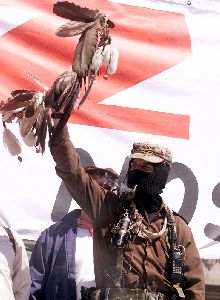 El  subcomandante  Marcos empuña un bastón de mando indígena, ayer en el Zócalo de Ciudad de México.