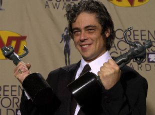 Benicio del Toro, el domingo por la noche en Los Ángeles, al recoger sus premios por  Traffic. 