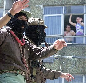 Los  comandantes  Tacho y Marcos (con pipa) saludan a sus seguidores a su llegada a la capital mexicana.