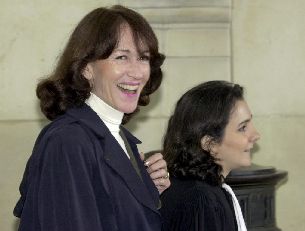 Christine Deviers-Joncour, ex amante de Dumas, ayer con su abogada en el tribunal de París.