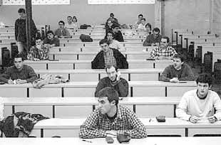 Un grupo de alumnos espera a realizar el examen repetido de ayer.