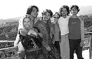 Los actores de la serie  Al salir de clase,  en una pausa del rodaje.