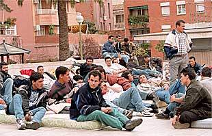 Los inmigrantes acampados ante el Ayuntamiento de Cornellà, el pasado lunes.