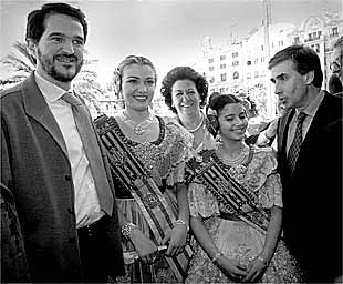 Iturgáiz, izquierda, y Jáuregui siguieron ayer la    mascletà  en el balcón del Ayuntamiento.