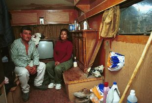 Marica y Holger, en el interior de la caravana prestada en la que viven dentro de una fábrica de cañizo en Molina de Segura.
