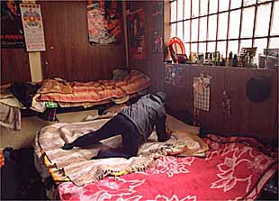 Una de las personas que viven en la fábrica Cabo, en el interior de la nave el pasado 27 de febrero.