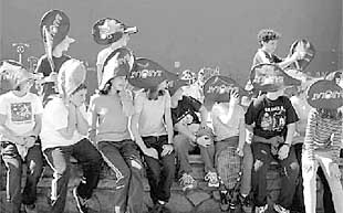 Niños en el frontón de Plentzia.