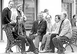 El actor Paco Valladares (en el centro), ayer, en Bilbao, con el equipo de  Historias de un caballo .