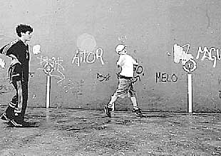 Dos chavales juegan a pelota a mano en el frontón de Plentzia.