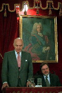 Gonzalo Anes, a la izquierda, junto a Juan Luis Cebrián.