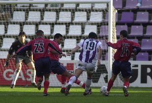 El pie derecho de Alberto, con el 19, recibe un pisotón de Cáceres, en la jugada que cayó y fue amonestado.