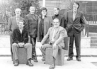 La soprano Ana María Sánchez, rodeada por los directores y miembros del reparto de  Lucrezia Borgia. 