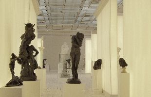 Aspecto de la exposición de Auguste Rodin en el Museo de Luxemburgo, con la escultura    Eva  en el centro.rnDetalle de    Eva .