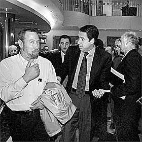 Eduardo Zaplana, ayer, al término de la reunión en Villena con empresarios y regantes.