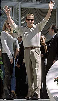 Kevin Costner, ayer, entrando a la conferencia de prensa que celebró en un hotel de Madrid.