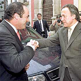 En la imagen, Pacheco saluda a José Bono.