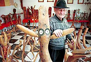 Pedro Gilabert, junto a algunas de sus obras.