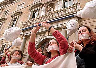 Protesta juvenil contra el PHN en la plaza de Sant Jaume