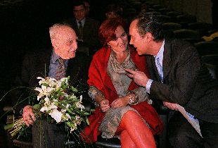 Francisco Ayala, ayer, acompañado de Carmen Calvo y Luis Alberto de Cuenca, en el homenaje que recibió el escritor por su 95º cumpleaños en la Biblioteca Nacional.