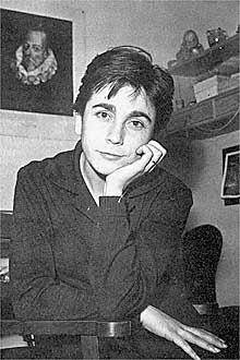 Carmen Martín Gaite, en una foto de su archivo familiar que aparece en    Poemas. 