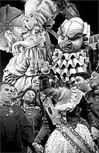 La fallera mayor de Convent Jerusalem, Amparo Mingreset, anoche ante el monumento ganador.