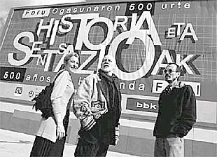 Los creativos de El Cajón posan a la entrada de la exposición que han diseñado.