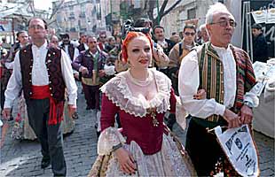 Olvido Gara, Alaska, la que fuera reina de la  movida , en el acto en el que fue nombrada fallera de honor de Na Jordana.