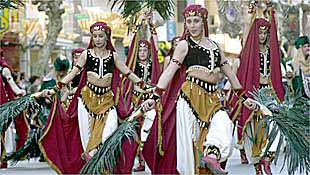 Bailarinas de la comparsa de Moros d'Alqueria, ayer durante la cabalgata del Pregó.