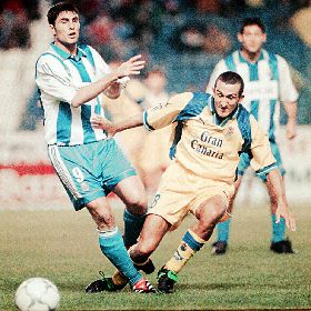 Diego Tristán, a la izquierda, intenta una jugada ante un jugador canario en el partido de la primera vuelta.