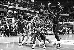 Hopkins, a punto de levantarse para intentar una canasta ante la oposición de Elson.