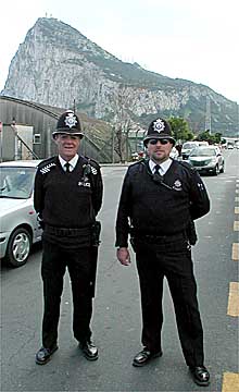 Dos policías gibraltareños, uniformados como los  bobbies  ingleses.